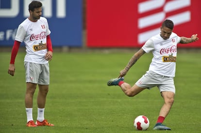 O atacante peruano Claudio Pizarro, de 37 anos, ex-jogador do Bayern Munique que agora atua no Werder Bremen e Paolo Guerreiro, atacante do Flamengo, preparam em Lima o encontro contra o Chile na segunda jornada de eliminatórias. Os peruanos perderam por 2-0 contra a Colômbia em Barranquilla no primeiro jogo.