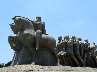 Monumento às Bandeiras, próximo ao Parque do Ibirapuera, zona sul de São Paulo. O local é fotografado diariamente por turistas e casais de noivos recém casados, mas poucos conhecem quem é o autor do "empurra-empurra".