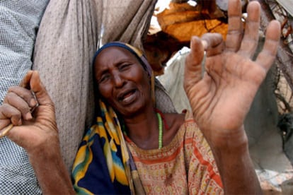 Una imagen de archivo de una mujer llorando y pidiendo ayuda en Wajir, a unos 1.400 kms al norte de Nairobi.