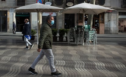 Ciudadanos con mascarilla y manteniendo la distancia en La Rambla de Barcelona este mes de enero.