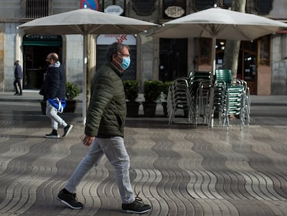 Ciudadanos con mascarilla y manteniendo la distancia en La Rambla de Barcelona este mes de enero.