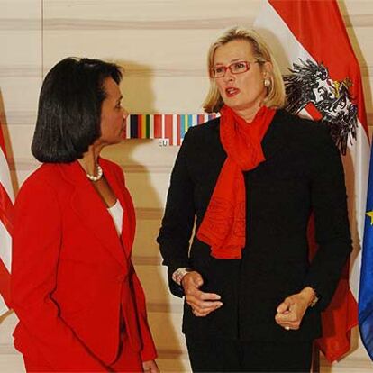 La secretaria de Estado de EE UU, Condoleezza Rice, y la ministra de Exteriores austriaca, Ursula Plassnik, en Viena.