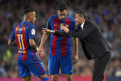 El exentrenador del Barcelona, Luis Enrique, da instrucciones a Neymar y a Sergio Busquets durante un partido de La Liga frente al Málaga en el Camp Nou, el 19 de noviembre de 2016.