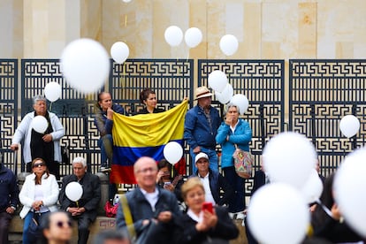 Simpatizantes de Uribe Turbay esperan la salida del féretro a las afueras de la Catedral Primada.