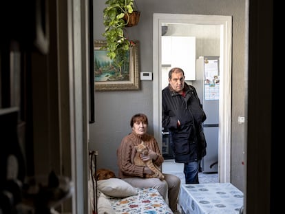 Montserrat Candela y Fernando Noguera, inquilinos del edificio del barrio del Casc Antic de Barcelona que ha sido comprado por la empresa Second House. Temen que no se renueve su contrato.