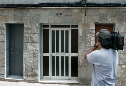 Vista del portal del inmueble situado en el número 66 de la calle Sant Iscle de Barcelona, donde ha sido asesinada una mujer el sábado.