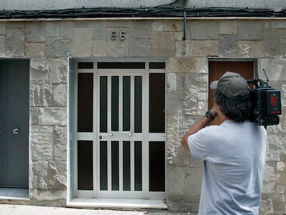 Vista del portal del inmueble situado en el número 66 de la calle Sant Iscle de Barcelona, donde ha sido asesinada una mujer el sábado.