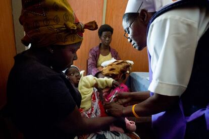 Una enfermera vacuna a un niño en el Hospital Misionero de Nangoma (Zambia). En numerosos países, el apoyo a los servicios sanitarios se realiza a través de programas verticales de ayuda, que se focalizan en patologías concretas (como la malaria o el VIH/SIDA) o en servicios concretos (como la vacunación). Sin embargo, el refuerzo de programas como el de inmunización requieren también de un fortalecimiento horizontal de los sistemas de salud, que no deje importantes necesidades desatendidas.