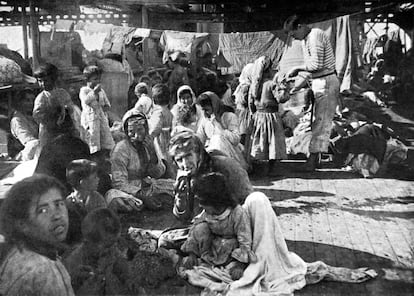 Refugiados armenios en la cubierta de un buque francés, huidos del genocidio.