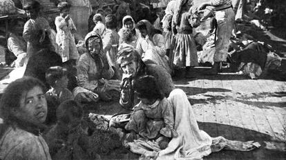 Refugiados armenios en la cubierta de un buque francés, huidos del genocidio.
