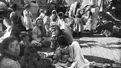 Refugiados armenios en la cubierta de un buque francés, huidos del genocidio.