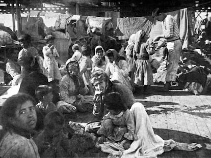 Refugiados armenios en la cubierta de un buque francés, huidos del genocidio.