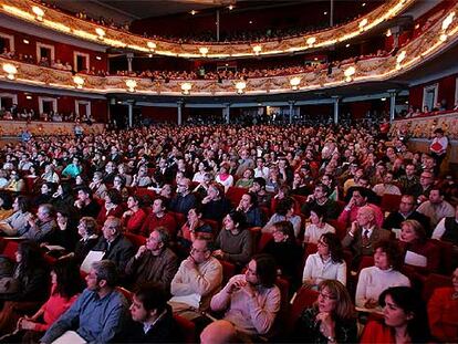 Asistentes a la presentación de la plataforma Ciudadanos de Cataluña en el teatro Tívoli de Barcelona.