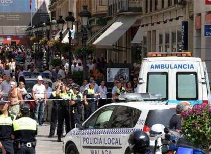 La policía cerca el lugar de la calle Larios de Málaga donde un conductor atropelló a siete personas. A la izquierda, uno de los heridos.