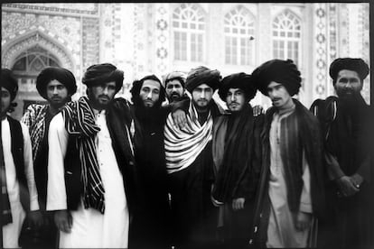 Estudiantes de una escuela religiosa posan para una foto tras rezar en la mezquita Jama Masjid, el pasado 2 de junio.