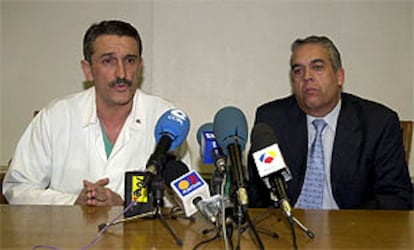 Los médicos José Eugenio Guerrero Sanz (izqda.), jefe del Servicio de Cuidados Intensivos, y José Avelino Barros (dcha.), jefe del Servicio Médico de la Casa del Rey, durante la rueda de prensa.