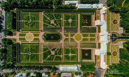 Petrodvorets, el palacio de Peterhof, a 30 kilómetros al este de San Petersburgo, es famoso por sus parques, con más de 150 fuentes. Concebido y encargado por Pedro el Grande, quien se inspiró en los grandes palacios europeos, como Versalles, Peterhof se inauguró oficialmente en 1723. Residencia de los zares hasta la revolución de 1917, el recinto fue saqueado y sufrió grandes destrozos durante la Segunda Guerra Mundial a manos del ejército alemán, que se instaló en el recinto y hasta cavó zanjas para sus tanques en la zona de los jardines. Reconstruido poco a poco, los jardines, palacios y pabellones de Peterhof están abiertos a los visitantes (6 euros). Para ver más imágenes de este tipo: <a href="http://www.airpano.com" target="blank">www.airpano.com </a>