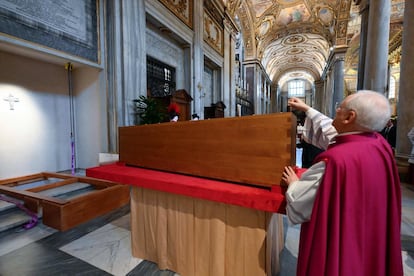 El jefe de la Casa Pontificia, monseñor Leonardo Sapienza, sella el féretro del difunto papa Francisco durante la ceremonia de entierro en la Basílica de Santa María la Mayor de Roma, este sábado. 