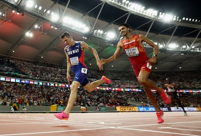El noruego Jakob Ingebrigtsen y el español Mohamed Katir cruzan la línea de meta de la final masculina de 5.000 metros en el Mundial de atletismo este domingo en Budapest.