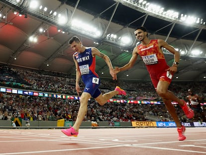 El noruego Jakob Ingebrigtsen y el español Mohamed Katir cruzan la línea de meta de la final masculina de 5.000 metros en el Mundial de atletismo este domingo en Budapest.