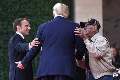 Emmanuel Macron y Donald Trump, junto a un veterano de la Segunda Guerra Mundial durante el homenaje en el cementerio norteamericano de Colleville-sur-Mer, Normandía (Francia).
