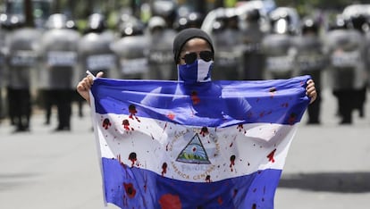 Un manifestante muestra una bandera ensangrentada durante una protesta en septiembre en Managua.