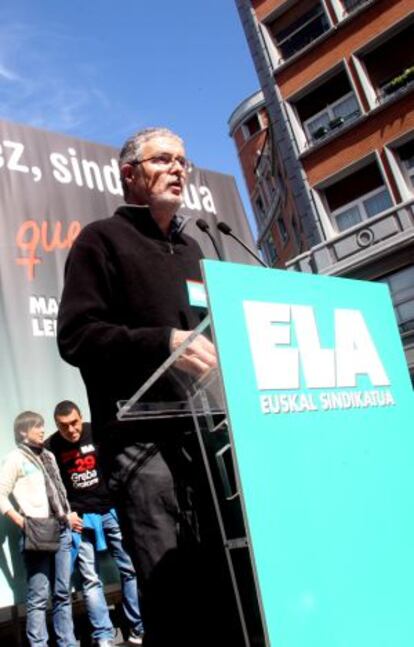 El secretario general de ELA, Adolfo Muñoz en el Primero de mayo de 2012