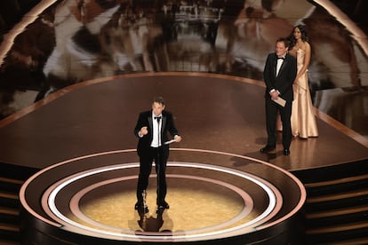 Sean Baker dedicó su tercera estatuilla a las salas de cine durante su discurso tras haber ganado el Oscar a mejor dirección: “¿Dónde nos enamoramos de las películas? En una sala de cine (...) Podemos llorar juntos, gritar juntos, tal vez sentarnos en silencio juntos. En un tiempo en el que el mundo puede parecer muy dividido, esto es más importante que nunca. Es una experiencia que no puedes tener en casa”.