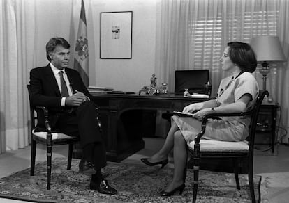 La periodista Victoria Prego entrevista al presidente del Gobierno, Felipe González, en julio de 1987.