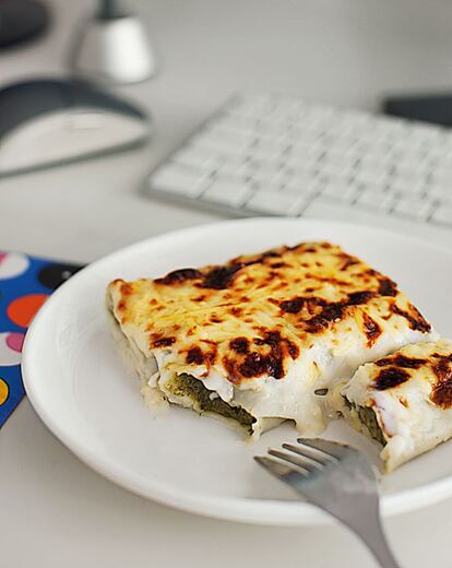 <p>Congelar los canelones antes de su paso por el horno permitirá tomarlos recién hechos una vez descongelados, así que vale la pena doblar la cantidad y envasar raciones individuales para amortizar posteriormente el esfuerzo de preparar esta receta.</p><p><b>Canelones de espinacas con ricota</b></p><p><i>Ingredientes</i></p><p> Para 4 personas: 20 placas de canelones, 1,5 kilos de espinacas (frescas o congeladas), 1 cebolla grande, 80 gramos de pasas pequeñas, 50 gramos de piñones, 300 gramos de ricota, 100 gramos de parmesano rallado para gratinar, 800 mililitros de leche entera, 40 gramos de harina, 40 gramos de mantequilla, una pizca de nuez moscada, aceite de oliva, sal, pimienta. </p><p><i> Preparación</i></p><p> 1. Cocer las espinacas y escurrir, o saltear en una sartén con un poco de aceite de oliva hasta que hayan perdido volumen. 2. Cocer las placas según instrucciones y reservar entre dos paños limpios de cocina. Retirar del fuego, añadir las pasas, los piñones y el ricota desmigado y reservar. 3. Pelar y picar la cebolla fina y poner a calentar la leche en un cazo. 4. En una olla aparte, pochar la cebolla con la mantequilla y un poco de aceite durante 10 minutos a fuego bajo. Añadir la harina sin parar de remover, unos ocho minutos a fuego lento. 5. Incorporar la leche caliente y remover hasta conseguir una bechamel. Sazonar con un poco de nuez moscada. Untar la base de una fuente de horno con un poco de bechamel. 6. Rellenar las placas con la pasta y dar forma a los canelones. Espolvorear con el parmesano y un poco de pimienta y hornear 15 minutos.</p>