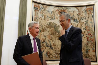 El gobernador del Banco de España, Pablo Hernández de Cos, a la derecha, y el presidente de la Reserva Federal de EEUU, Jerome Powell, este jueves, en Madrid. EFE/ Javier Lizón