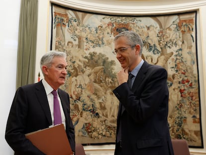 El gobernador del Banco de España, Pablo Hernández de Cos, a la derecha, y el presidente de la Reserva Federal de EEUU, Jerome Powell, este jueves, en Madrid. EFE/ Javier Lizón