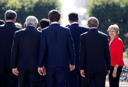 La primera ministra de Reino Unido, Theresa May, se suma a la foto familiar durante la Cumbre de líderes de la Unión Europea en Salzburgo (Austria), el 20 de septiembre de 2018. Posteriormente, Theresa May se enfrentó y sobrevivió a una moción de censura interna planteada por 48 parlamentarios euroescépticos, con un respaldo de su liderazgo por 200 diputados de mayoría conservadores.