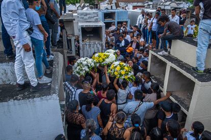 Habitantes del pueblo durante un funeral en el Cementerio Central de La Paz, el 4 de octubre del 2022.