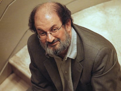 El autor Salman Rushdie posa durante una entrevista en Los Ángeles, el sábado 1 de mayo de 1999.