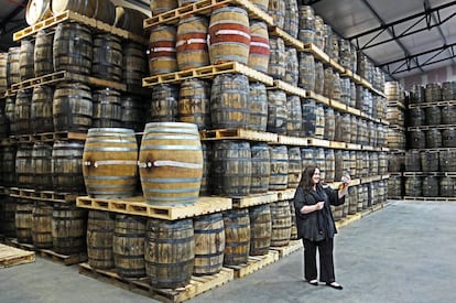 En los últimos años, las fábricas de whisky en Dublín se han multiplicado por cuatro. En la imagen, barriles en la destilería Powerscourt, a las afueras de la ciudad. a. campos