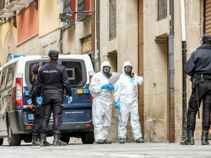 Dispositivo de la Policía Nacional este lunes en la calle Marques de San Nicolás (Logroño), encargado de la notificación a posibles personas afectadas por el Coronavirus en la provincia.