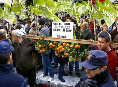 Concentración convocada por la Unió, ayer ante la Consejería de Agricultura, en Valencia.