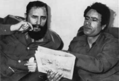 Fidel Castro y Muamar Gadafi, durante un encuentro en Trípoli en marzo de 1977.