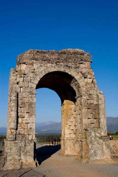 El arco cuadriforme o tetrapilón de la antigua villa romana de Cáparra (Cáceres).