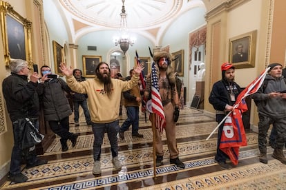 Apoiadores de Trump ao invadirem o Capitólio em 6 de janeiro, após presidente dos EUA acusar, sem provas, fraudes nas eleições.