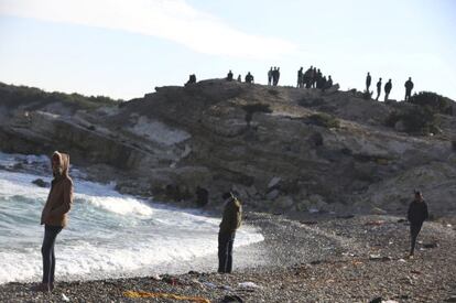 Un grupo de refugiados espera para cruzar a la isla griega de Chíos desde Turquía.