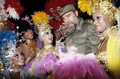 Fidel Castro saluda a unas bailarinas de Tropicana durante una visita que hizo al cabaré en 1986 con Felipe González