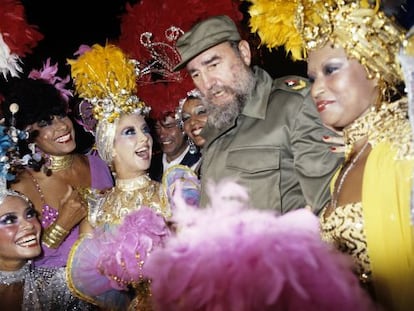 Fidel Castro saluda a unas bailarinas de Tropicana durante una visita que hizo al cabaré en 1986 con Felipe González