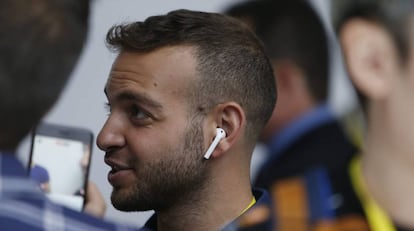 Un periodista prueba los nuevos Apple AirPods, en San Francisco.