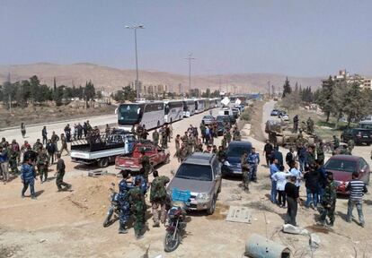 Soldados del Ejército sirio trabajan este jueves en la evacuación de civiles y rebeldes de Guta Oriental.