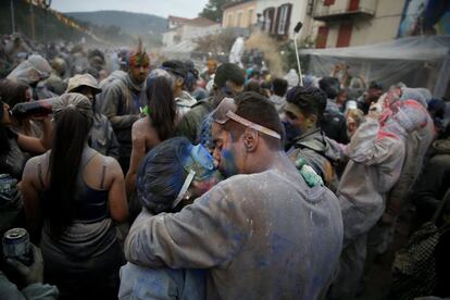 Casal se beija durante uma colorida guerra de farinha, na cidade portuária de Galaxidi (Grécia), no dia 19 de fevereiro de 2018