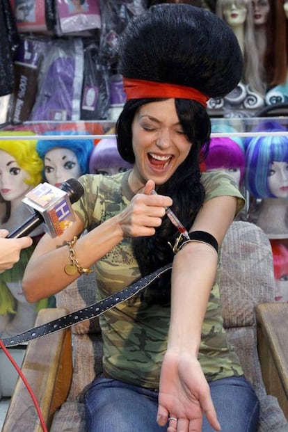 En 2009, la ganadora de la primera edición de America's Next Top Model, Adrianne Curry, decidió disfrazarse de Amy Winehouse y simular que se inyectaba heroína.