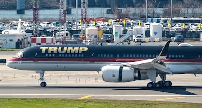 El avión del expresidente Donald Trump después de aterrizar en el aeropuerto de LaGuardia, en Nueva York, el lunes.