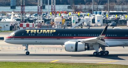 El avión del expresidente Donald Trump después de aterrizar en el aeropuerto de LaGuardia, en Nueva York, el lunes.